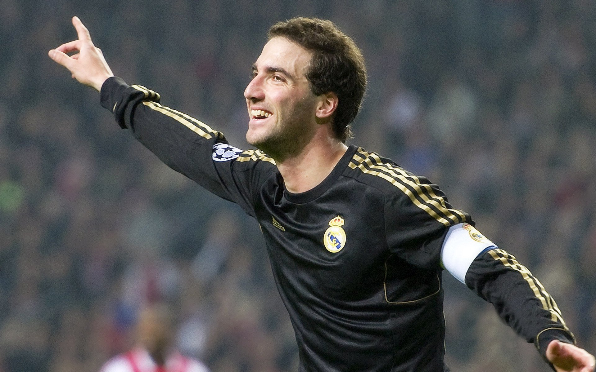 裁判误判争议不断视频回放制度呼声高涨,裁判场上误判怎么办